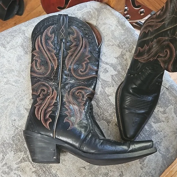 ARIAT Snip Toe Black Boots - Picture 2 of 16